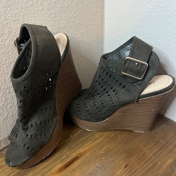 Jasmin Women's Wedges Size 8 Hunter Green Suede with buckle closure - Picture 7 of 11